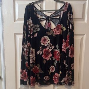 Chic Floral Blouse with Pink and Cream Accents Marjorie Detail Back Tee